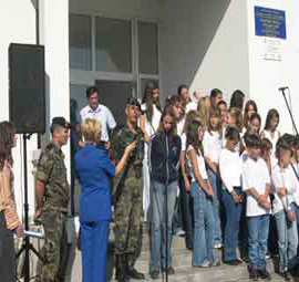 La Brigada Paracaidista (BRIPAC) inagura la escuela Primaria de Dracevo.