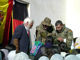 
Militares españoles entregan material escolar en Kabul