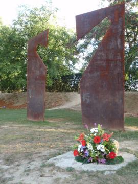 Ofrenda en el monumento a las víctimas del terrorismo