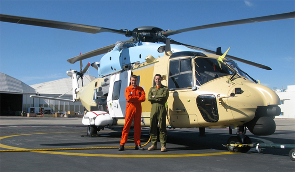 El comandante Mostaza, a la derecha, ante el NH90