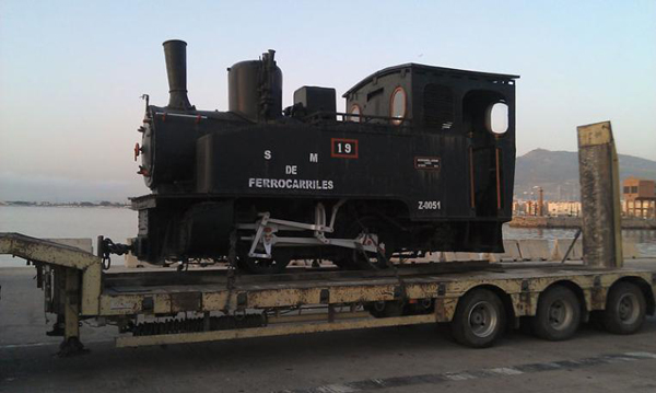 Transporte de la locomotora tras su llegada a Melilla