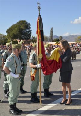 La periodista Isabel San Sebastián besa la Bandera