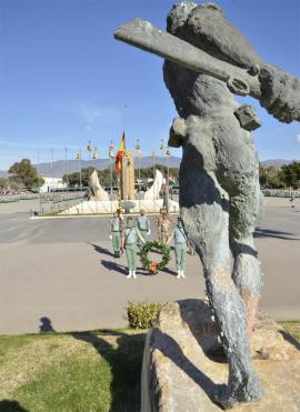 Homenaje ante la estatua del legionario Maderal Oleaga