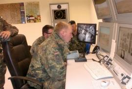 Militares alemanes en la sala de control