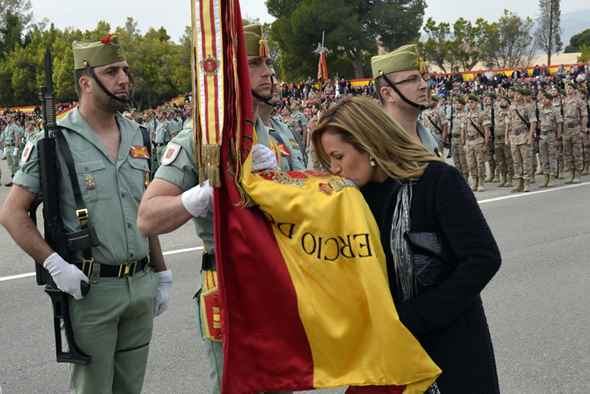 Una de los jurandos besa la Bandera (Foto:BRILEG)
