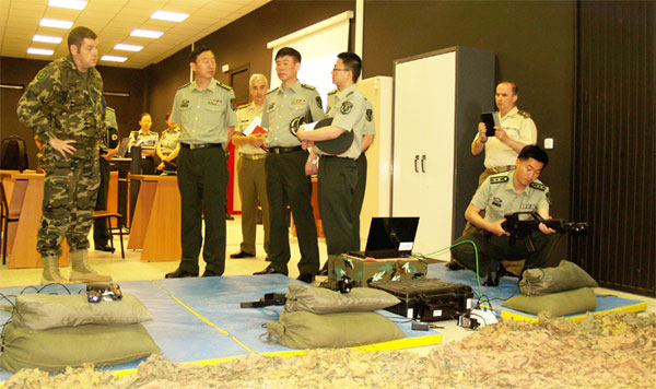 Los militares chinos en la visita a la Academia