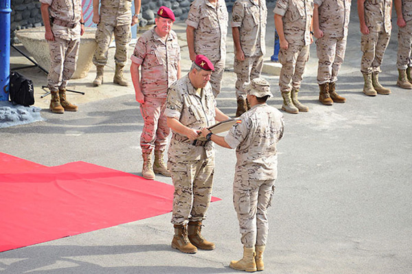 El capitán entregó la Bandera al teniente general (Foto:RINT nº 1)