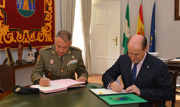 El general y el alcalde firman la renovación