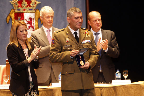 El coronel Iglesias muestra la medalla concedida