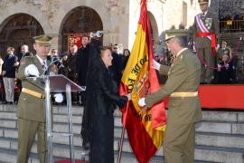 La alcaldesa entrega la Bandera al coronel