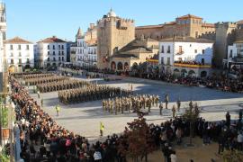 Formación del acto en la Plaza Mayor de Cáceres