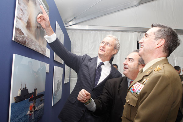 El ministro señala una fotografía en la exposición
