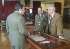 Josep Borrell atiende una explicación en la visita