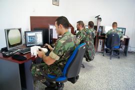 Militares portugueses en el aula de simulación