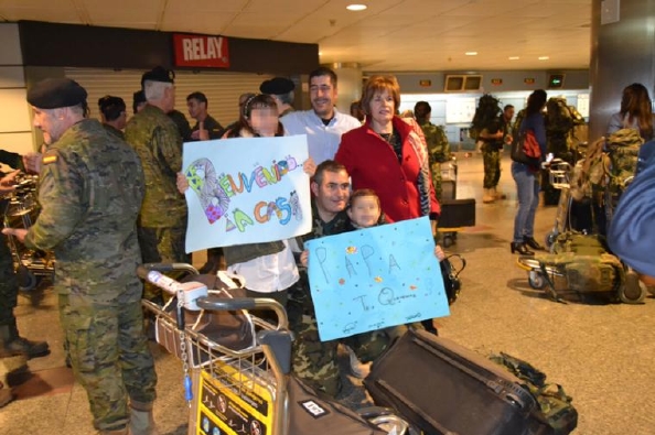Los familiares y amigos esperaban en el aeropuerto (Foto:BRIAC XII)