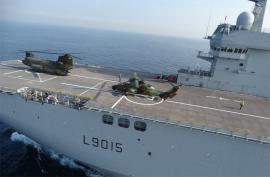 El buque francés Dixmude con los helicópteros