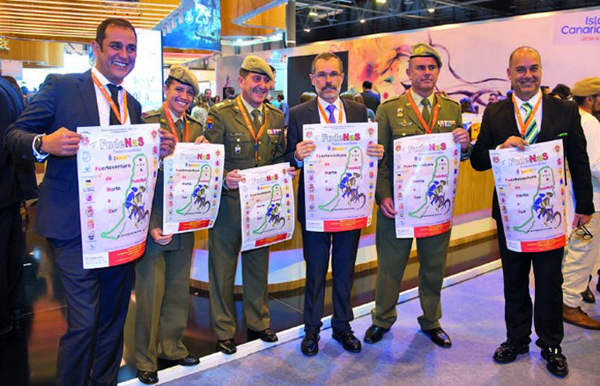 Los militares con el cartel promocional de FUDENAS 