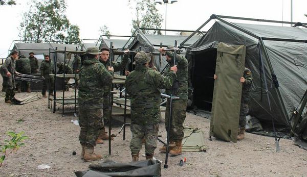 Los militares montan las tiendas de campaña 