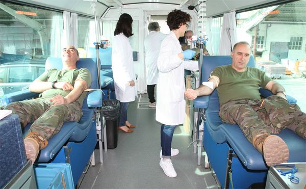 Dos militares donan sangre en la unidad móvil 
