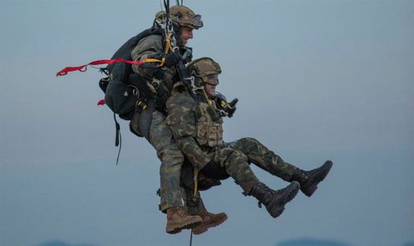 Salto paracaidista en tándem en el ejercicio
