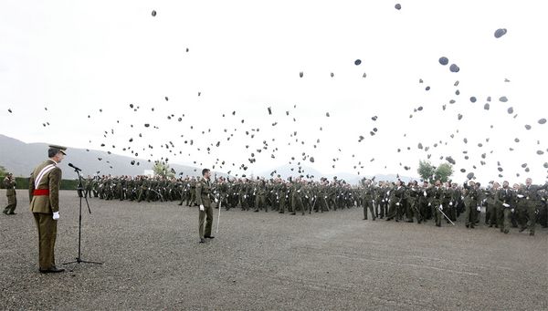 Gorras lanzadas al aire tras el "Rompan filas" 