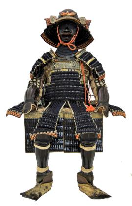 En el museo hay una armadura de guerrero japonés