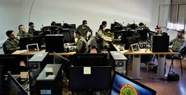 Los militares operan en el simulador "Steel Beats"