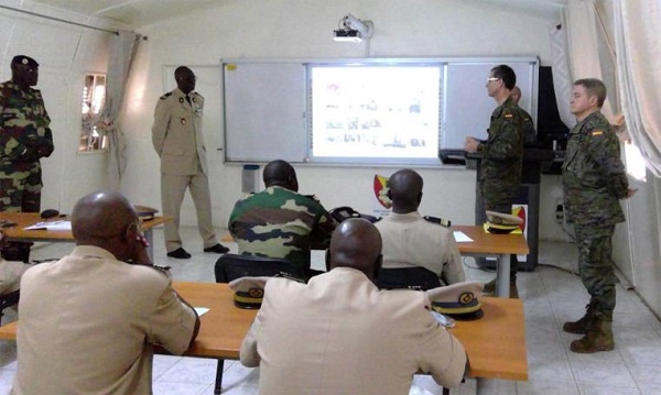 Los militares en el aula de instrucción