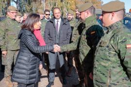 La ministra saluda a los militares