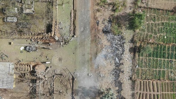 Vista aérea del acceso a la base tras la explosión