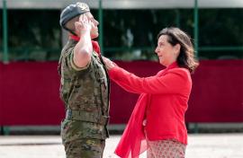 La ministra impone la condecoración a un militar
