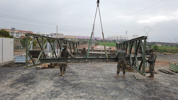 Instalación del puente Bailey en Montblanch