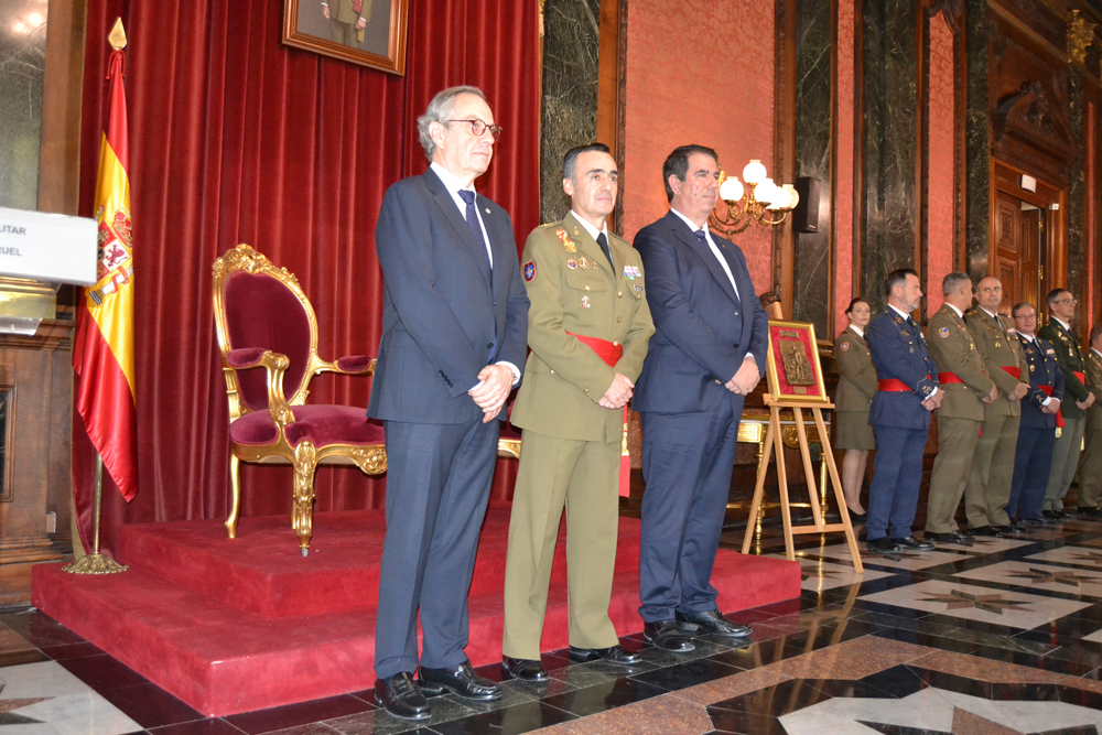 Los premiados, junto al general Pérez López