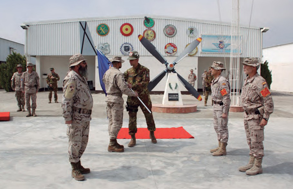El general italiano Risi entrega la Bandera de la OTAN al jefe del nuevo Grupo Táctico “Fuerteventura”