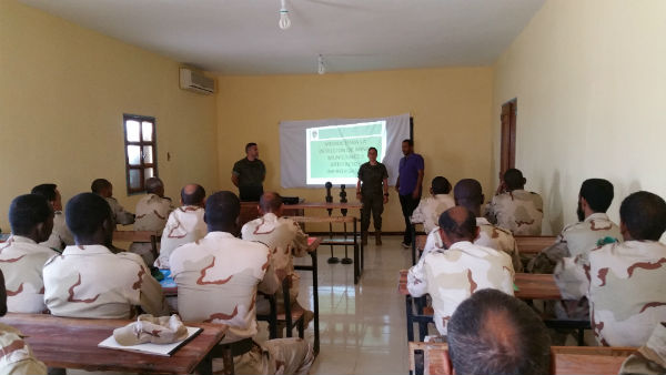 El personal mauritano atiende con gran interés a una clase teórica en el aula