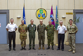 El teniente general Alejandre (en el centro), junto a otros altos mandos de la estructura de la OTAN en Europa