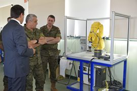 El General de Ejército JEME visitando el aula de mecatrónica industrial 