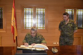 Para finalizar la visita el General de Ejército JEME firmó en el Libro de Honor 