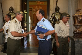 El general Alejandre saluda al JEMA