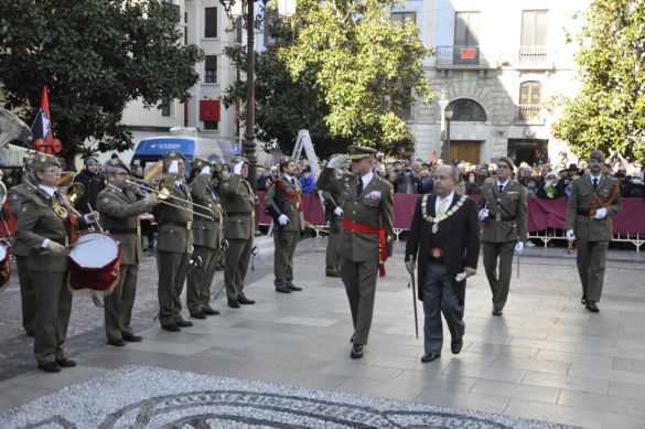 El TG. del MADOC y el Alcalde de Granada pasan revista a la Fuerza.(Foto:OCP-MADOC)