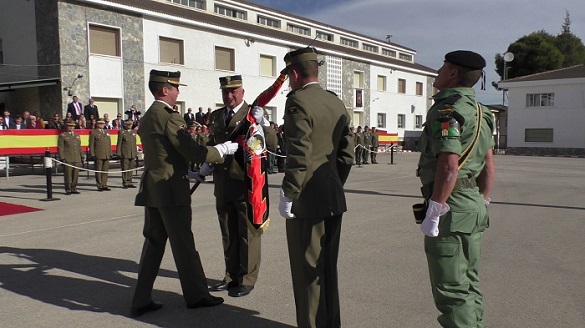 El coronel Sánchez-Tembleque entrega el Guion del Regimiento al coronel Ruipérez