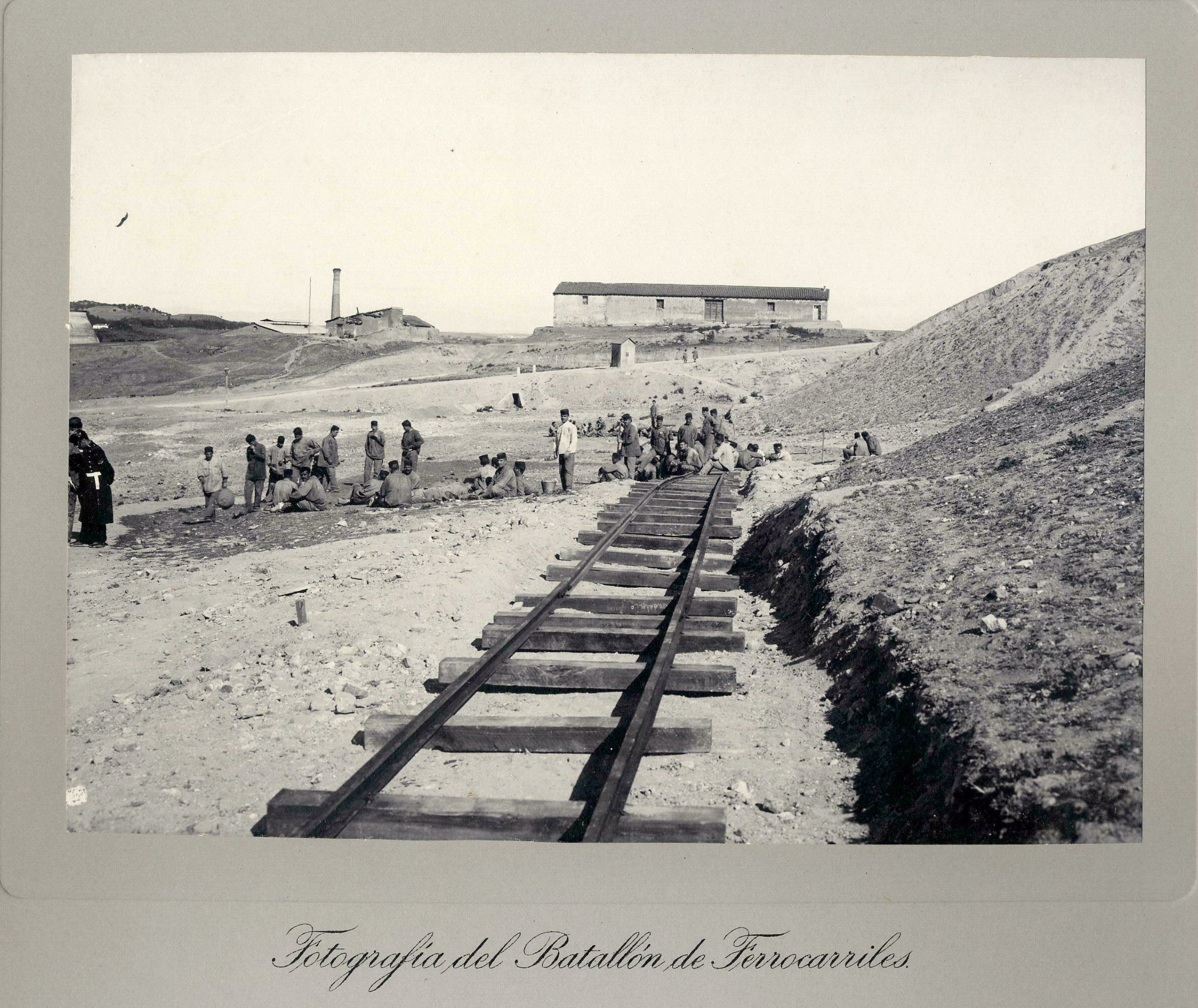 Colocando vías. Escuela práctica del batallón de ferrocarriles. 1902
