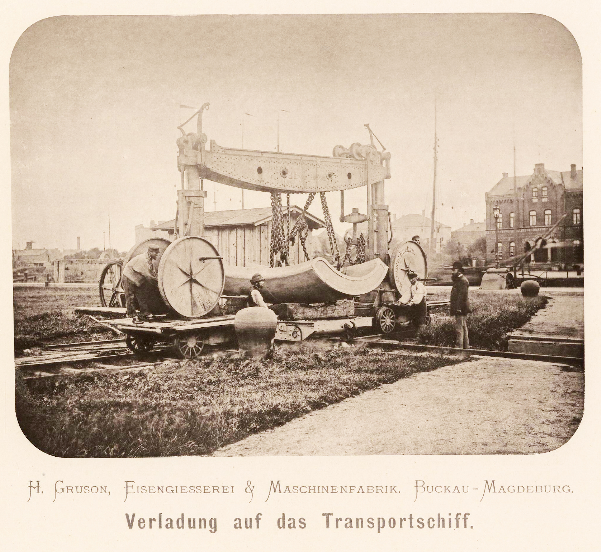 Grúa transportando laminas pesadas en vagones, maquinaria de artillería. 1920