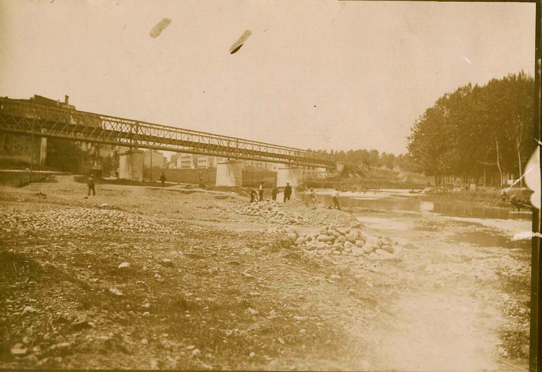 Revisando un puente. 1900