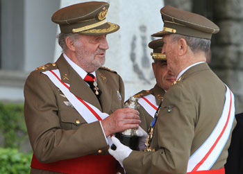 Su Majestad entrega el premio al teniente general Quesada