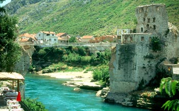 Pasarela sobre puente viejo de Mostar (Stari Most)