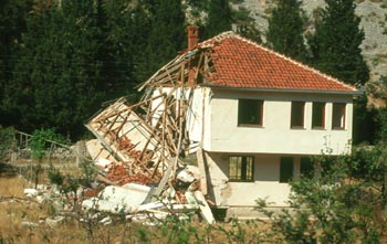 Casa destruida en las inmediaciones de Mostar