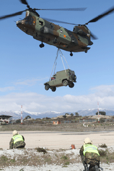 Helicóptero Chinook del BHELTRA V sobrevolando con carga externa