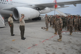 El general saludó a los militares del OMLT a pie de pista