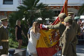 Una de los jurandos besa la Bandera